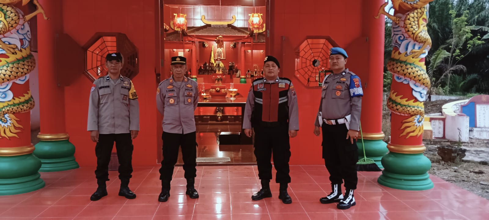 Polsek Lima Puluh Sterilisasi Kelenteng Gunung Santi, Jamin Keamanan Perayaan Imlek