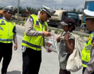 Jumat Berkah, Satlantas Polres Batu Bara Berbagi Sembako untuk Masyarakat