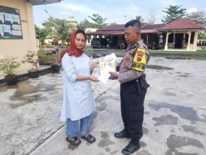 Polsek Labuhan Ruku Gelar Jumat Berkah, Berikan Sembako Kepada Kaum Dhuafa di Kelurahan Labuhan Ruku