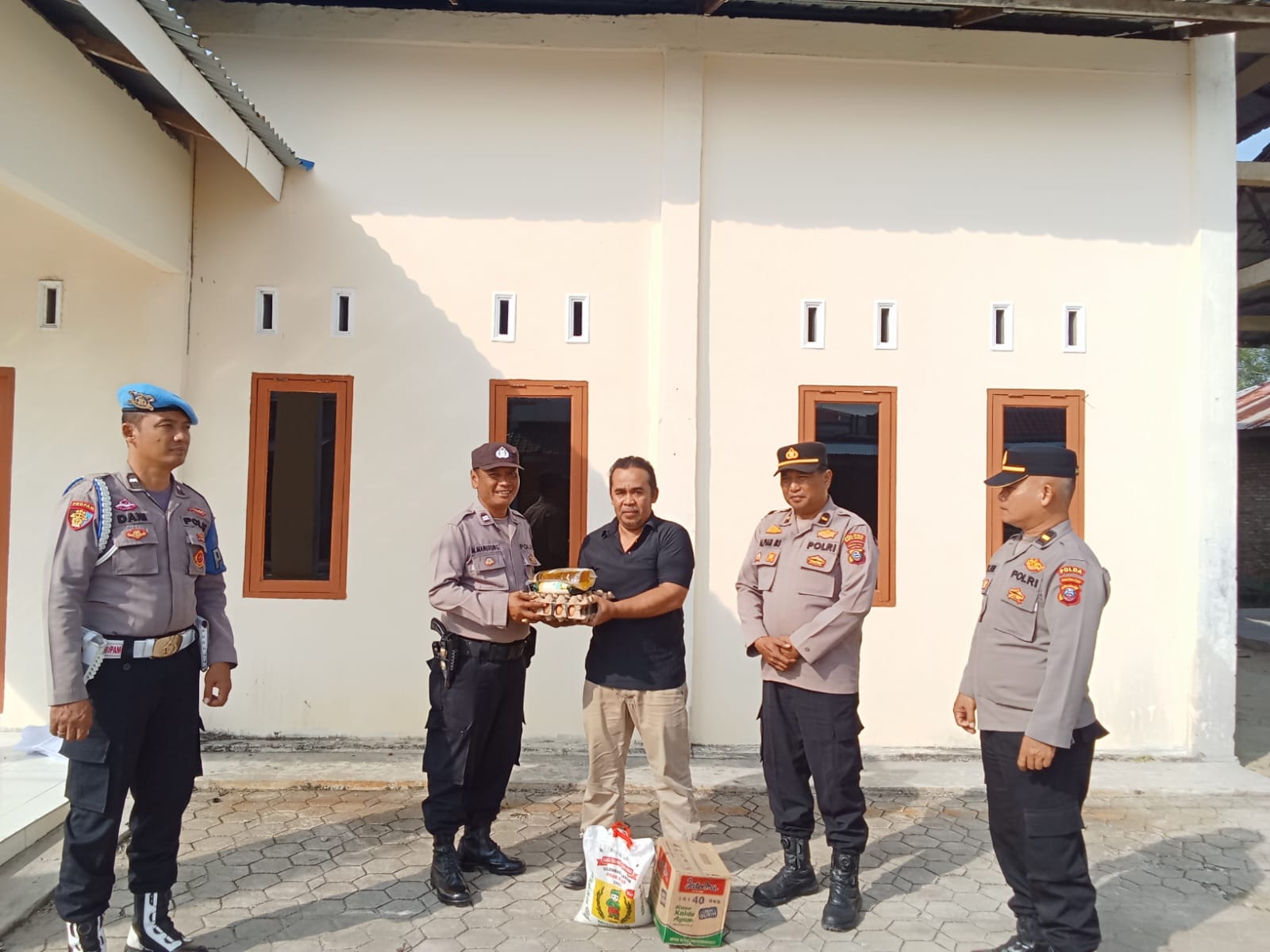 Kapolsek Labuhan Ruku Laksanakan Kegiatan Minggu Kasih dengan Berikan Bantuan Sembako kepada Kaum Dhuafa